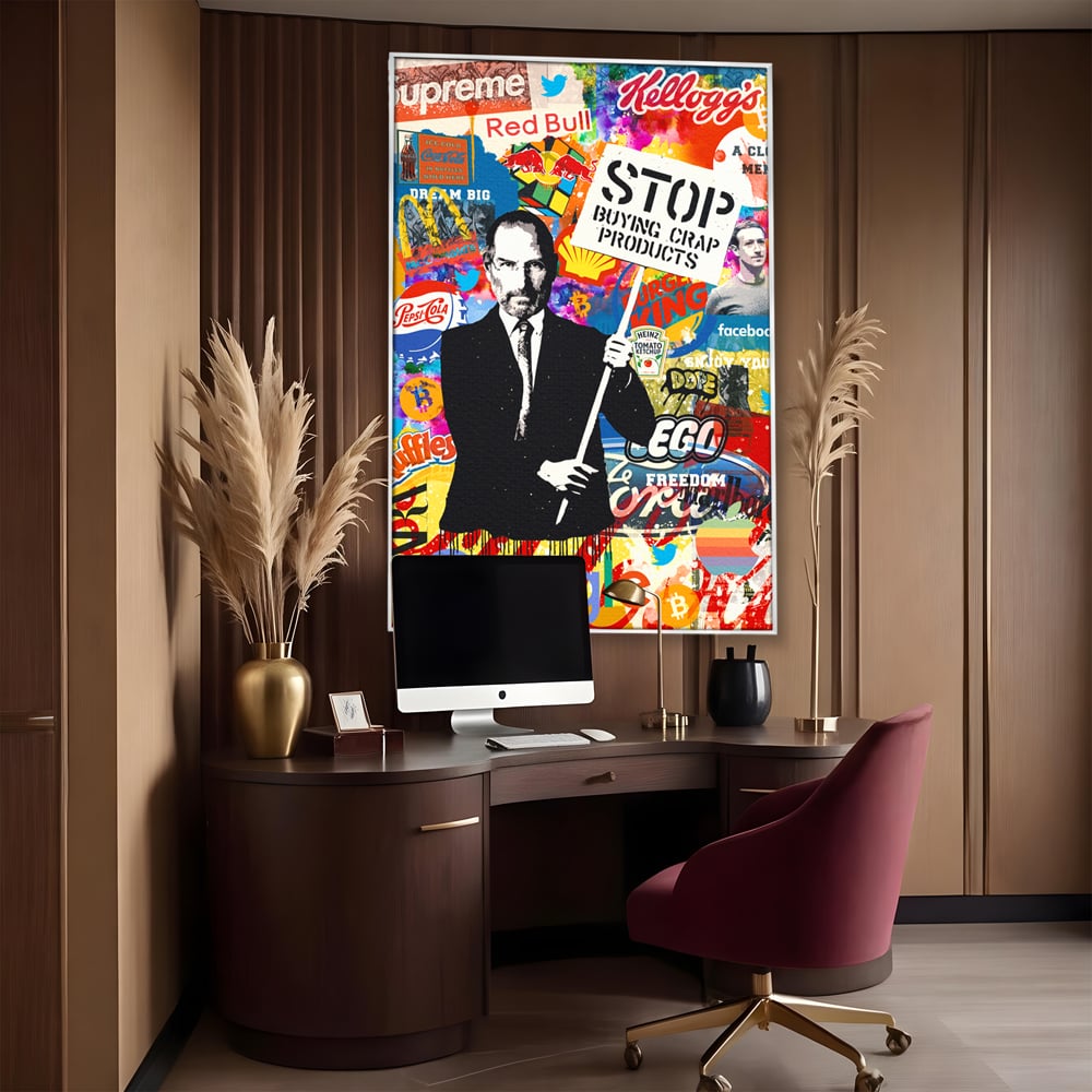 Tablou canvas cu tablou canvas cu portretul lui steve jobs, in rama de aluminiu argintiu, pe perete intr-un birou