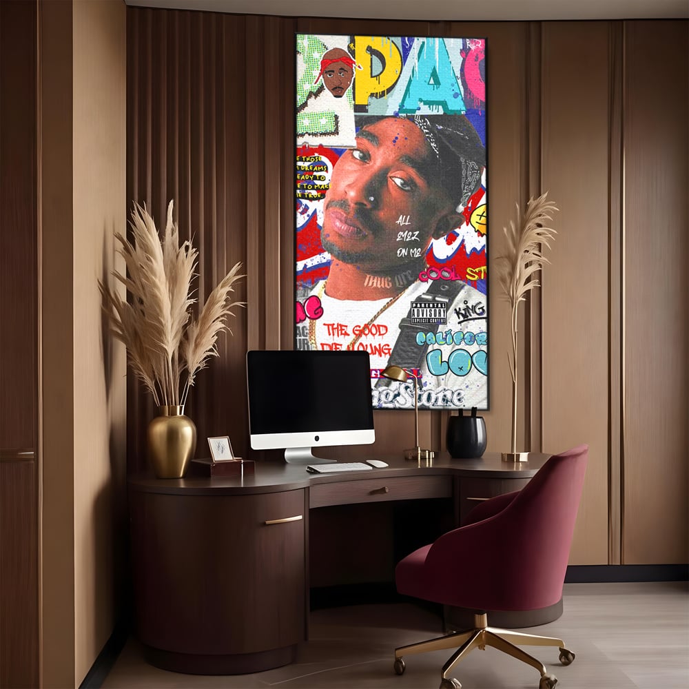 Tablou canvas cu tablou canvas cu portret tupac shakur, in rama de aluminiu negru, pe perete intr-un birou