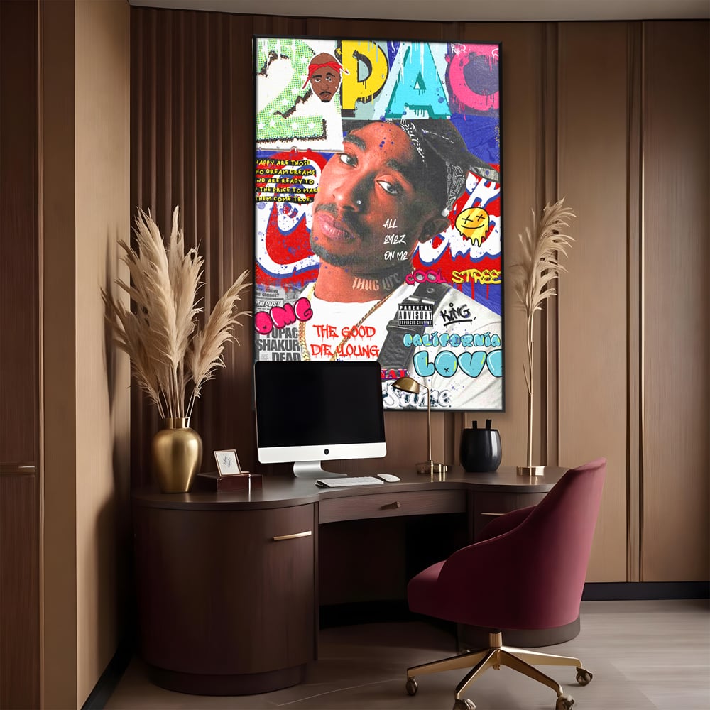 Tablou canvas cu tablou canvas cu portret tupac shakur, in rama de aluminiu negru, pe perete intr-un birou