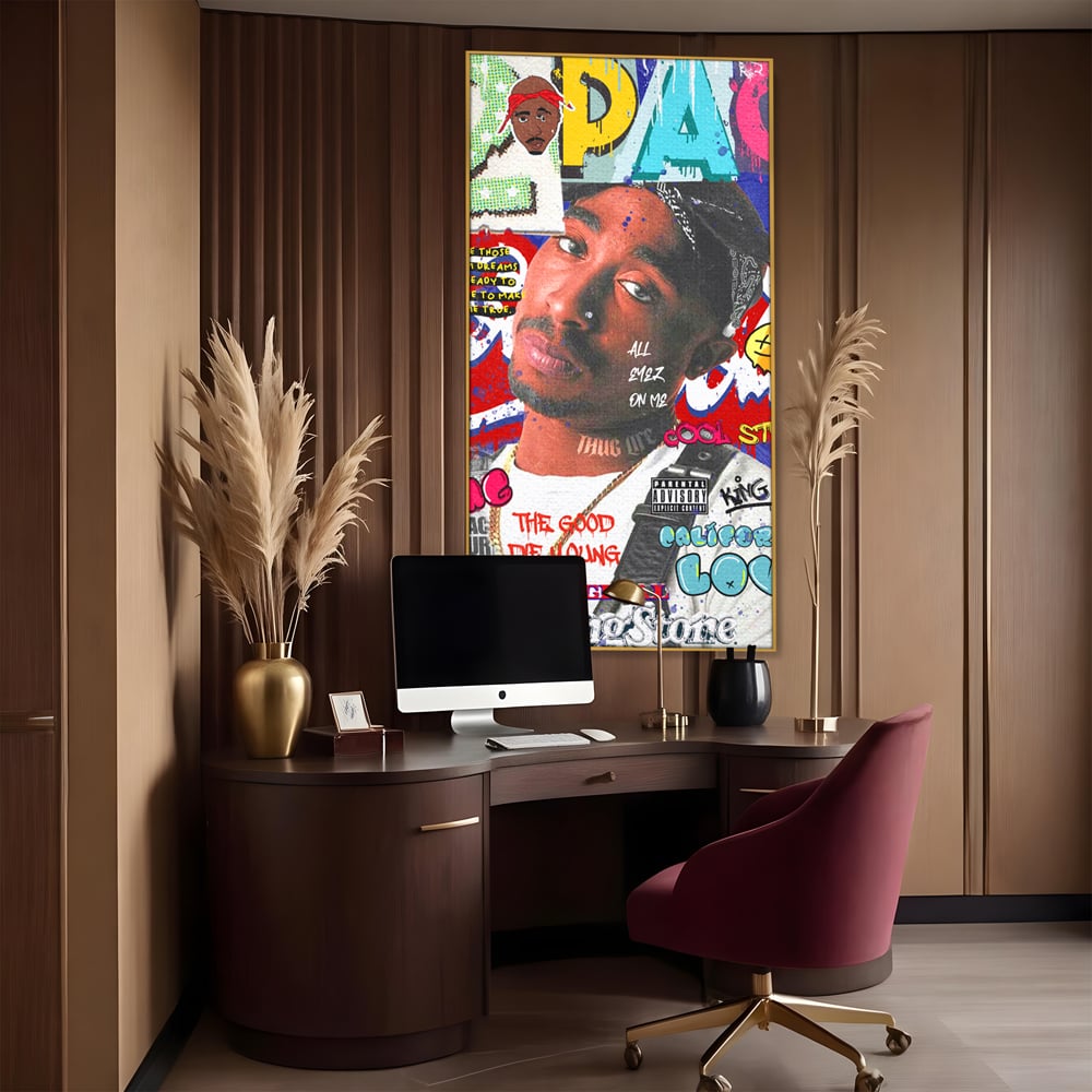 Tablou canvas cu tablou canvas cu portret tupac shakur, in rama de aluminiu auriu, pe perete intr-un birou