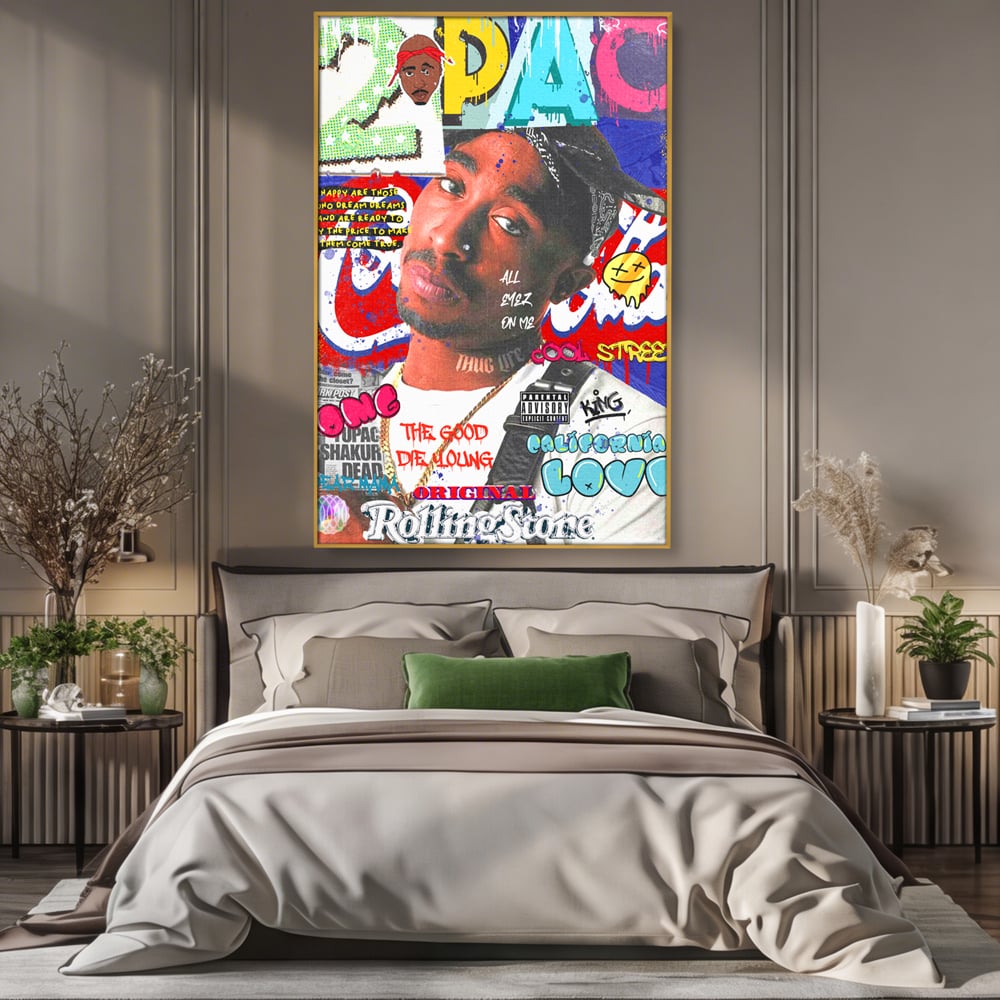 Tablou canvas cu tablou canvas cu portret tupac shakur, in rama de aluminiu auriu, pe perete intr-un dormitor