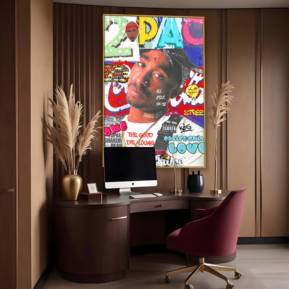 Tablou canvas cu tablou canvas cu portret tupac shakur, in rama de aluminiu auriu, pe perete intr-un birou