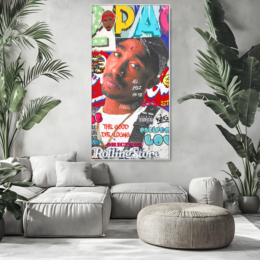 Tablou canvas cu tablou canvas cu portret tupac shakur, in rama de aluminiu argintiu, pe perete intr-un living