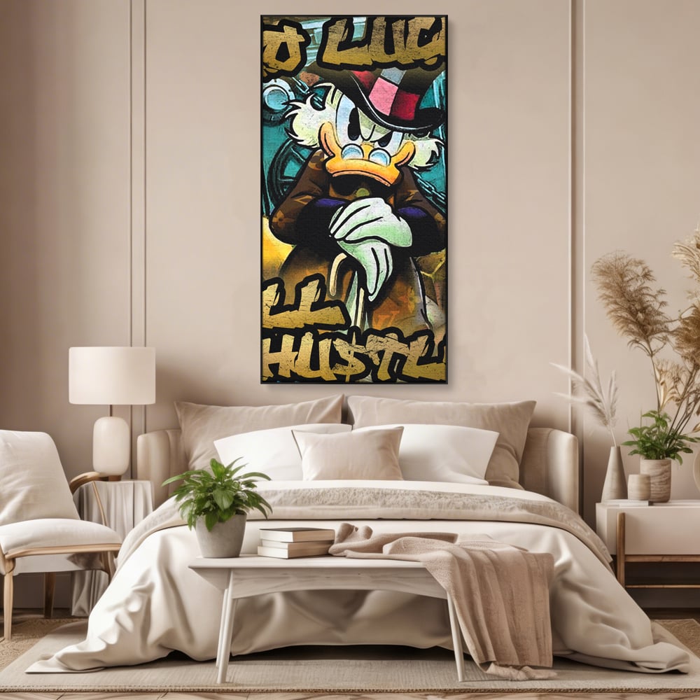 Tablou canvas cu tablou canvas cu scrooge mcduck, in rama de aluminiu negru, pe perete intr-un dormitor
