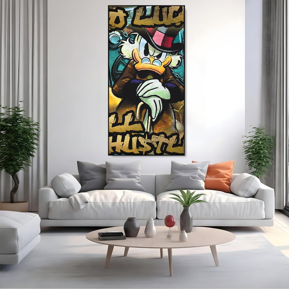 Tablou canvas cu tablou canvas cu scrooge mcduck, in rama de aluminiu negru, pe perete intr-un living