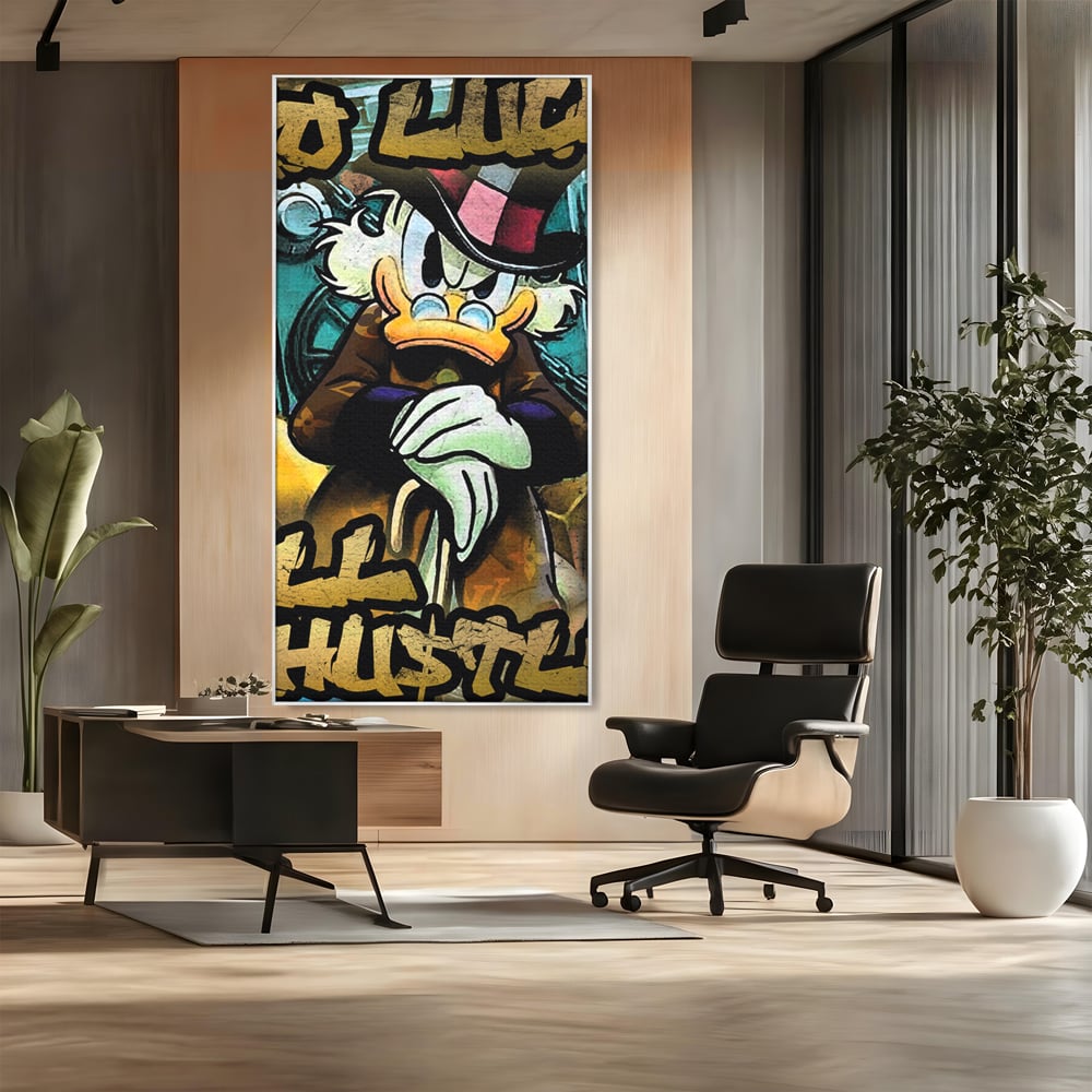 Tablou canvas cu tablou canvas cu scrooge mcduck, in rama de aluminiu argintiu, pe perete intr-un birou