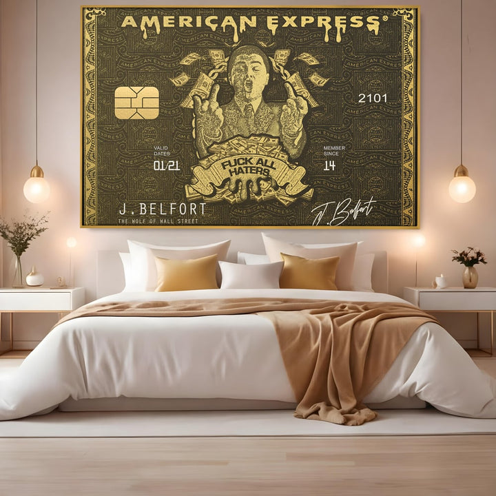 Tablou canvas cu tablou canvas cu card american express stilizat, in rama de aluminiu auriu, pe perete intr-un dormitor