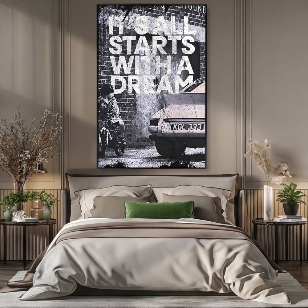 Tablou canvas cu tablou motivational alb-negru cu text si masina, in rama de aluminiu negru, pe perete intr-un dormitor