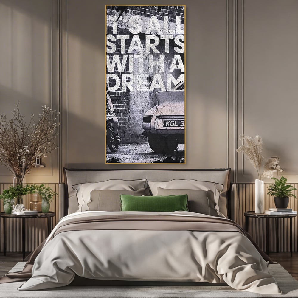 Tablou canvas cu tablou motivational alb-negru cu text si masina, in rama de aluminiu auriu, pe perete intr-un dormitor