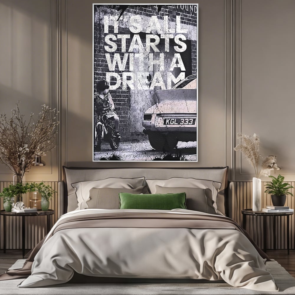 Tablou canvas cu tablou motivational alb-negru cu text si masina, in rama de aluminiu argintiu, pe perete intr-un dormitor