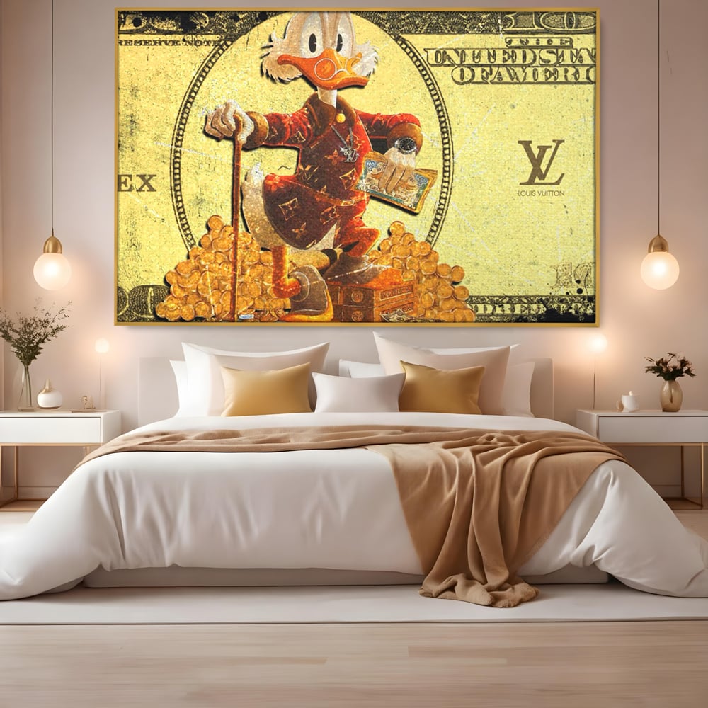 Tablou canvas cu tablou canvas cu personaj disney si bani, in rama de aluminiu auriu, pe perete intr-un dormitor
