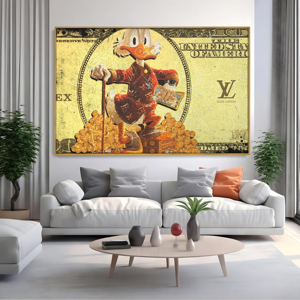 Tablou canvas cu tablou canvas cu personaj disney si bani, in rama de aluminiu auriu, pe perete intr-un living