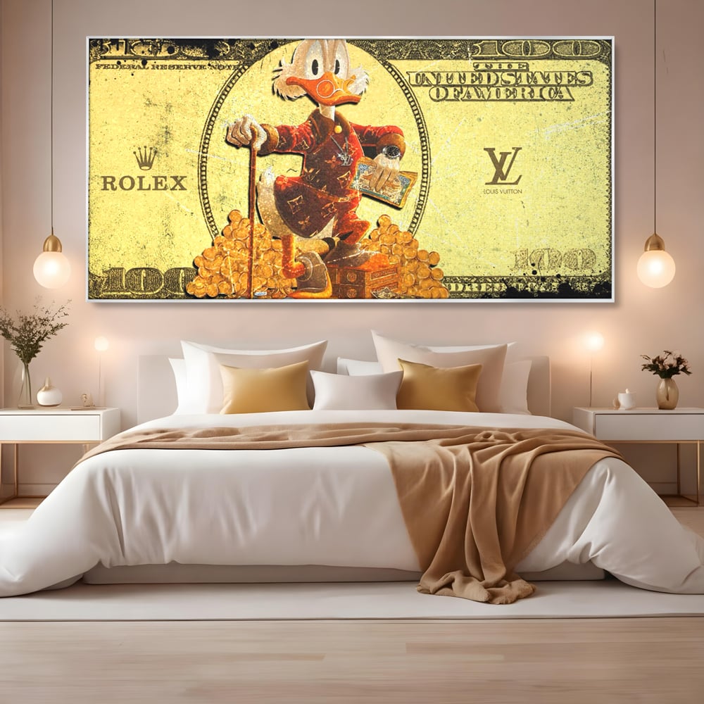 Tablou canvas cu tablou canvas cu personaj disney si bani, in rama de aluminiu argintiu, pe perete intr-un dormitor