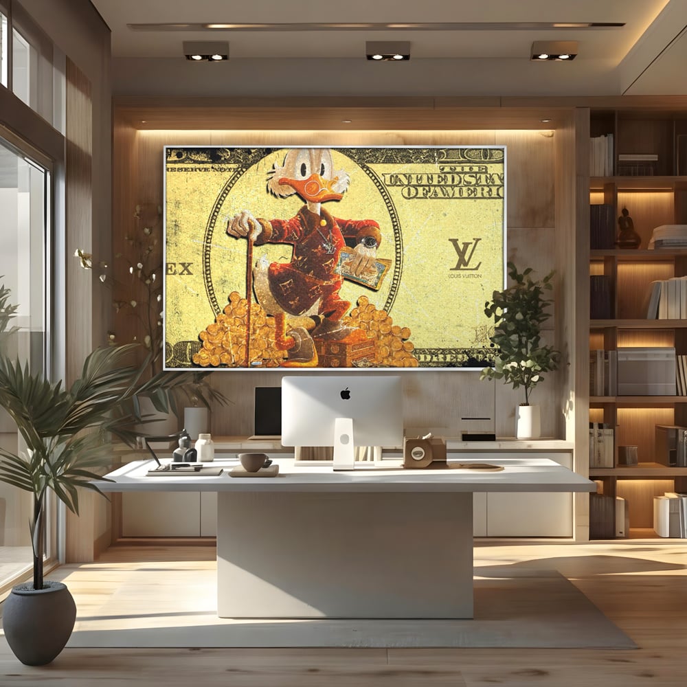 Tablou canvas cu tablou canvas cu personaj disney si bani, in rama de aluminiu argintiu, pe perete intr-un birou