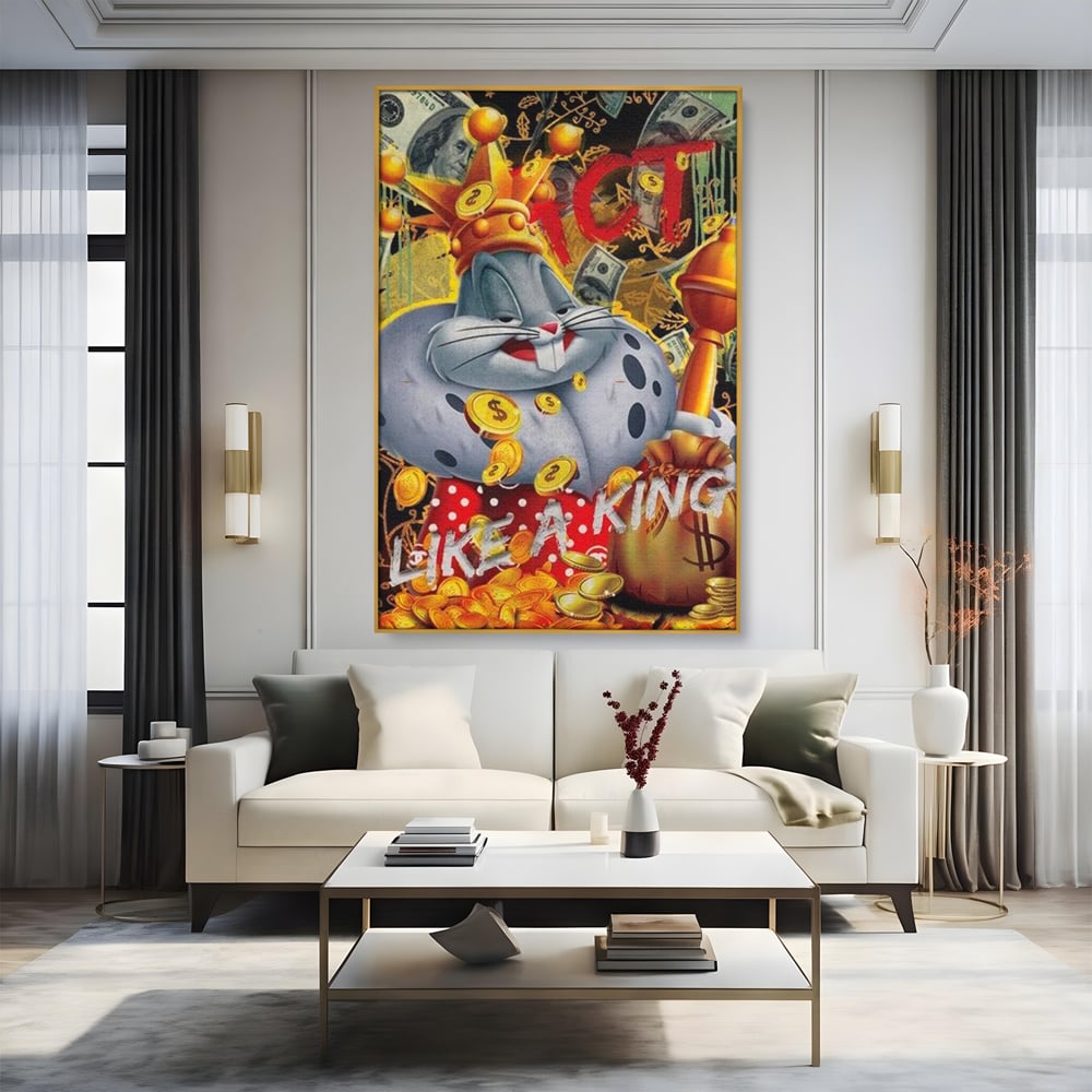 Tablou canvas cu tablou canvas cu bugs bunny rege, in rama de aluminiu auriu, pe perete intr-un living