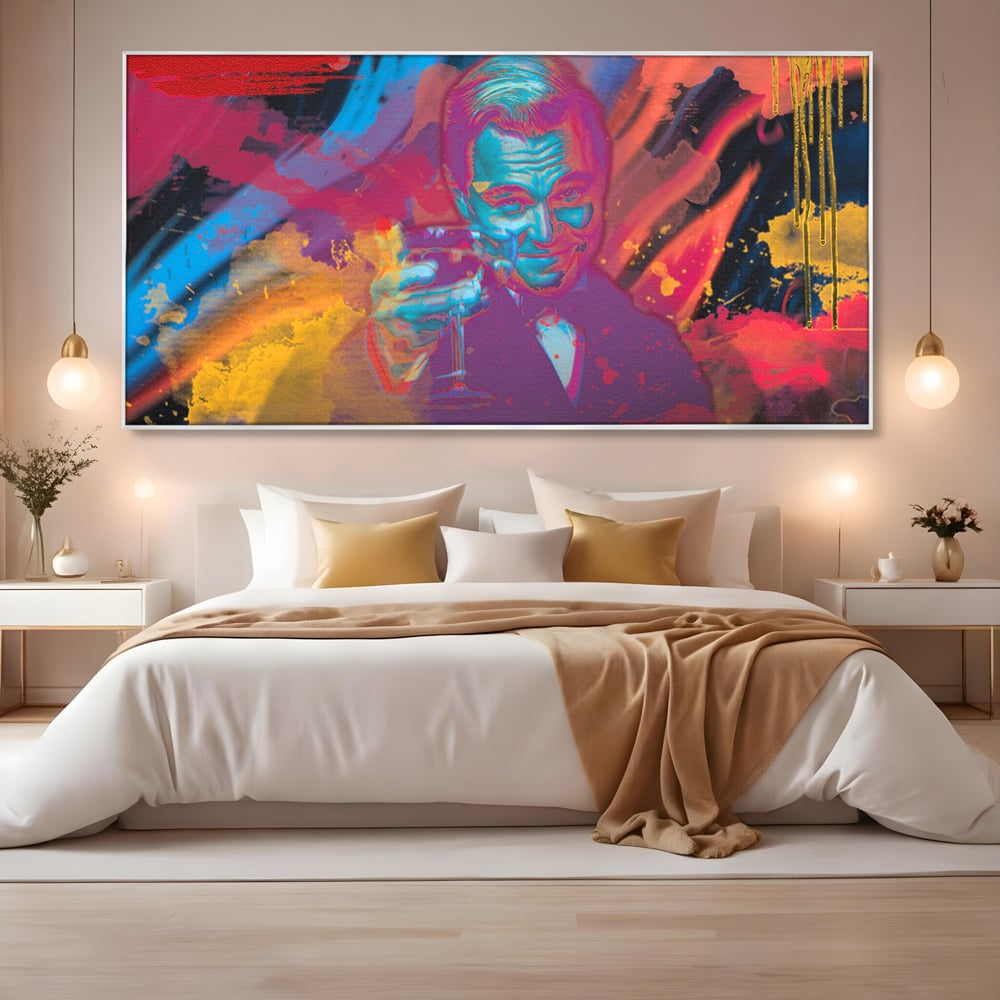 Tablou canvas cu tablou canvas cu leonardo dicaprio, in rama de aluminiu argintiu, pe perete intr-un dormitor