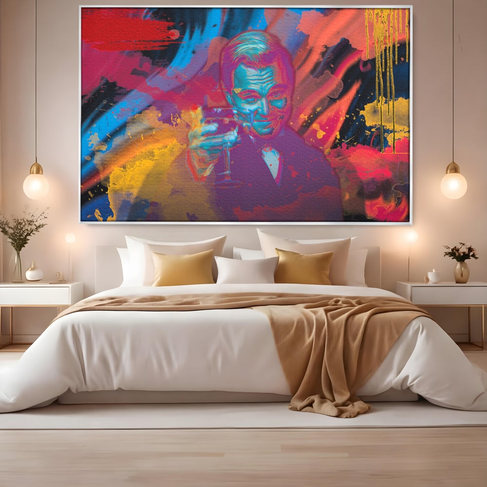 Tablou canvas cu tablou canvas cu leonardo dicaprio, in rama de aluminiu argintiu, pe perete intr-un dormitor