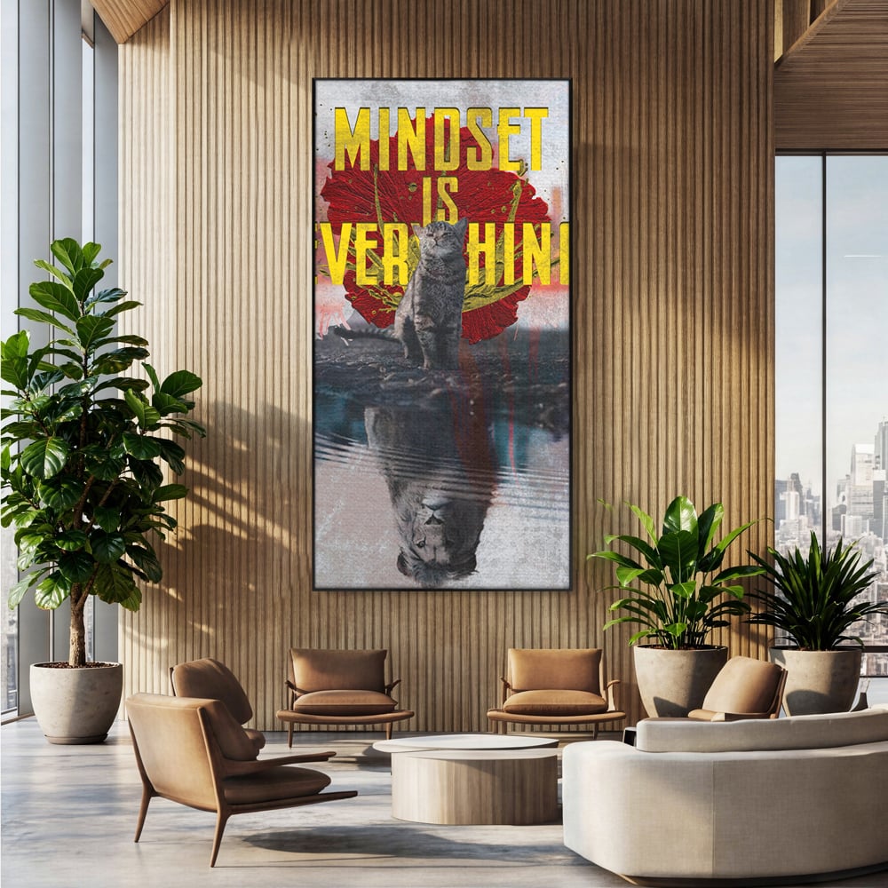 Tablou canvas cu tablou canvas motivatie cu pisica si leu, in rama de aluminiu negru, pe perete intr-un birou