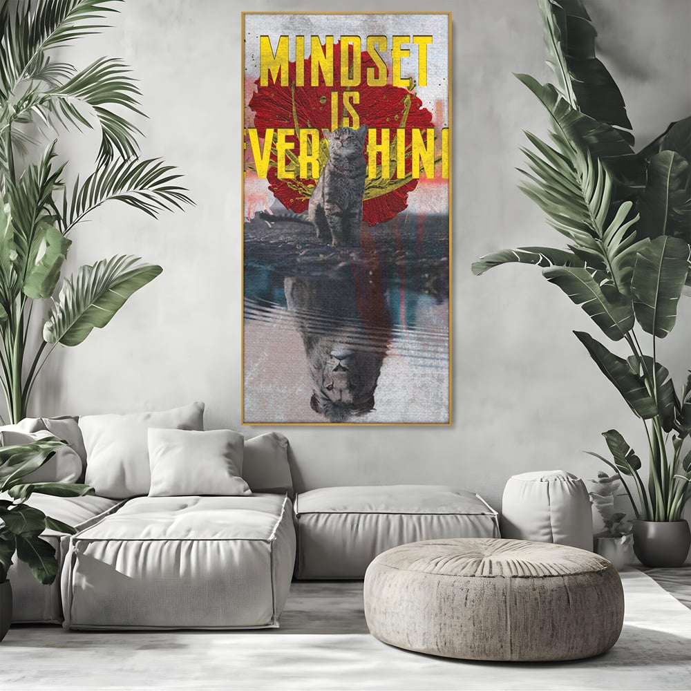 Tablou canvas cu tablou canvas motivatie cu pisica si leu, in rama de aluminiu auriu, pe perete intr-un living