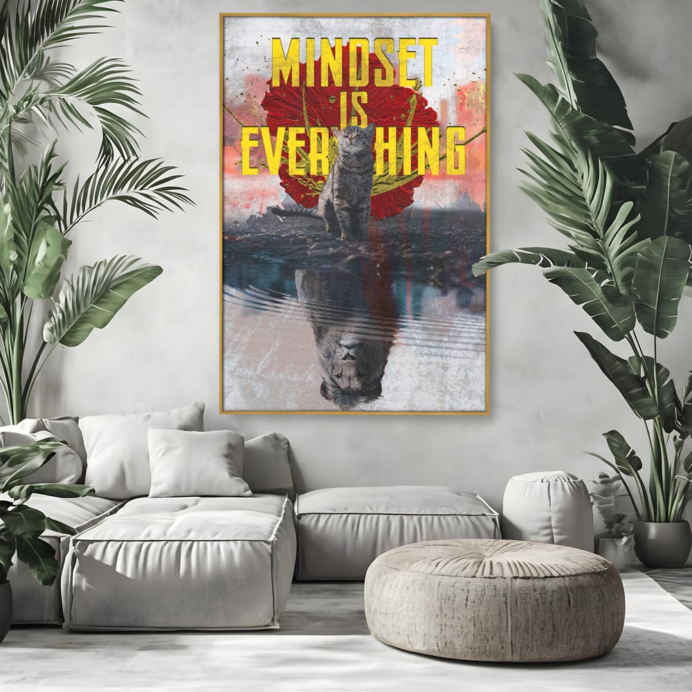 Tablou canvas cu tablou canvas motivatie cu pisica si leu, in rama de aluminiu auriu, pe perete intr-un living