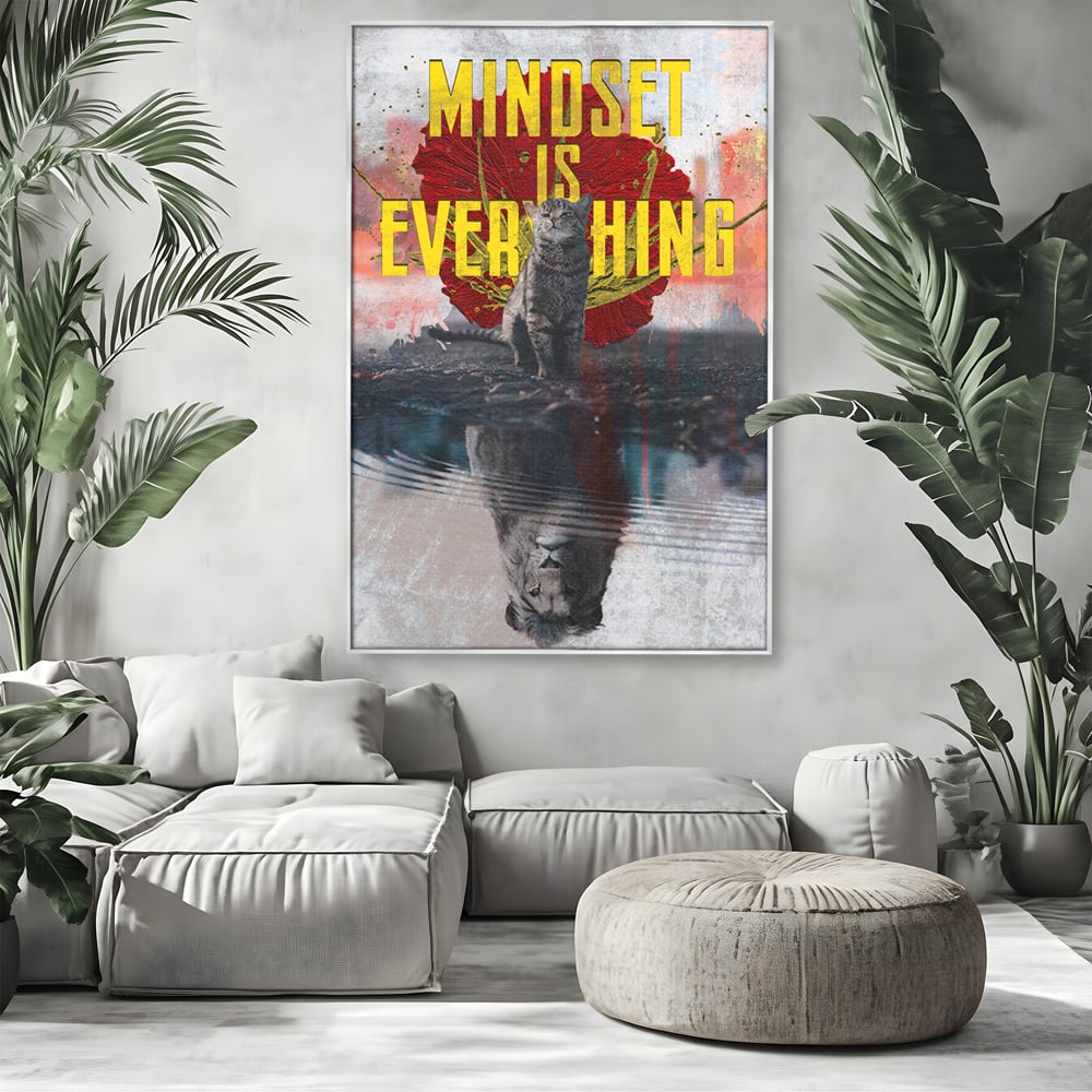 Tablou canvas cu tablou canvas motivatie cu pisica si leu, in rama de aluminiu argintiu, pe perete intr-un living