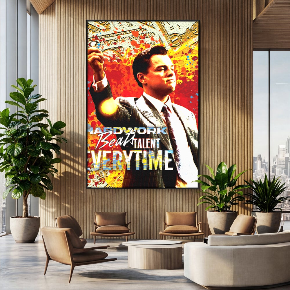 Tablou canvas cu tablou canvas cu leonardo dicaprio, in rama de aluminiu negru, pe perete intr-un birou
