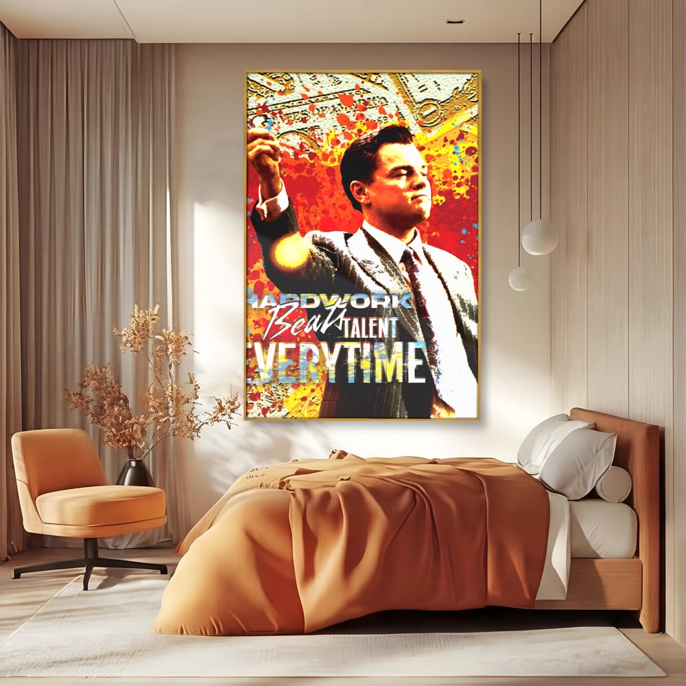 Tablou canvas cu tablou canvas cu leonardo dicaprio, in rama de aluminiu auriu, pe perete intr-un dormitor