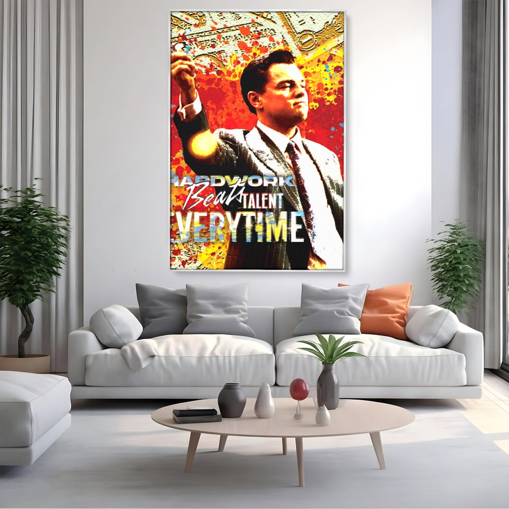 Tablou canvas cu tablou canvas cu leonardo dicaprio, in rama de aluminiu argintiu, pe perete intr-un living