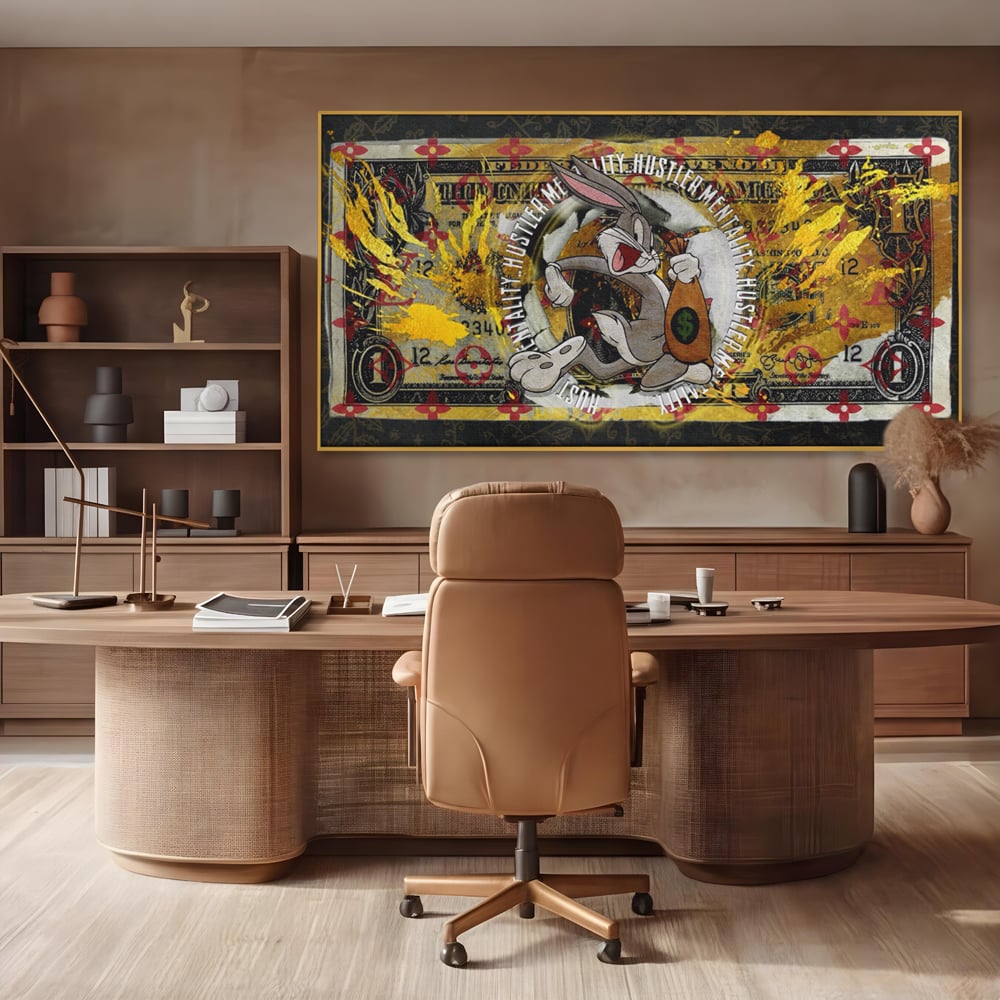 Tablou canvas cu tablou canvas cu dolar si bugs bunny, in rama de aluminiu auriu, pe perete intr-un birou