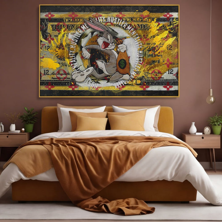 Tablou canvas cu tablou canvas cu dolar si bugs bunny, in rama de aluminiu auriu, pe perete intr-un dormitor