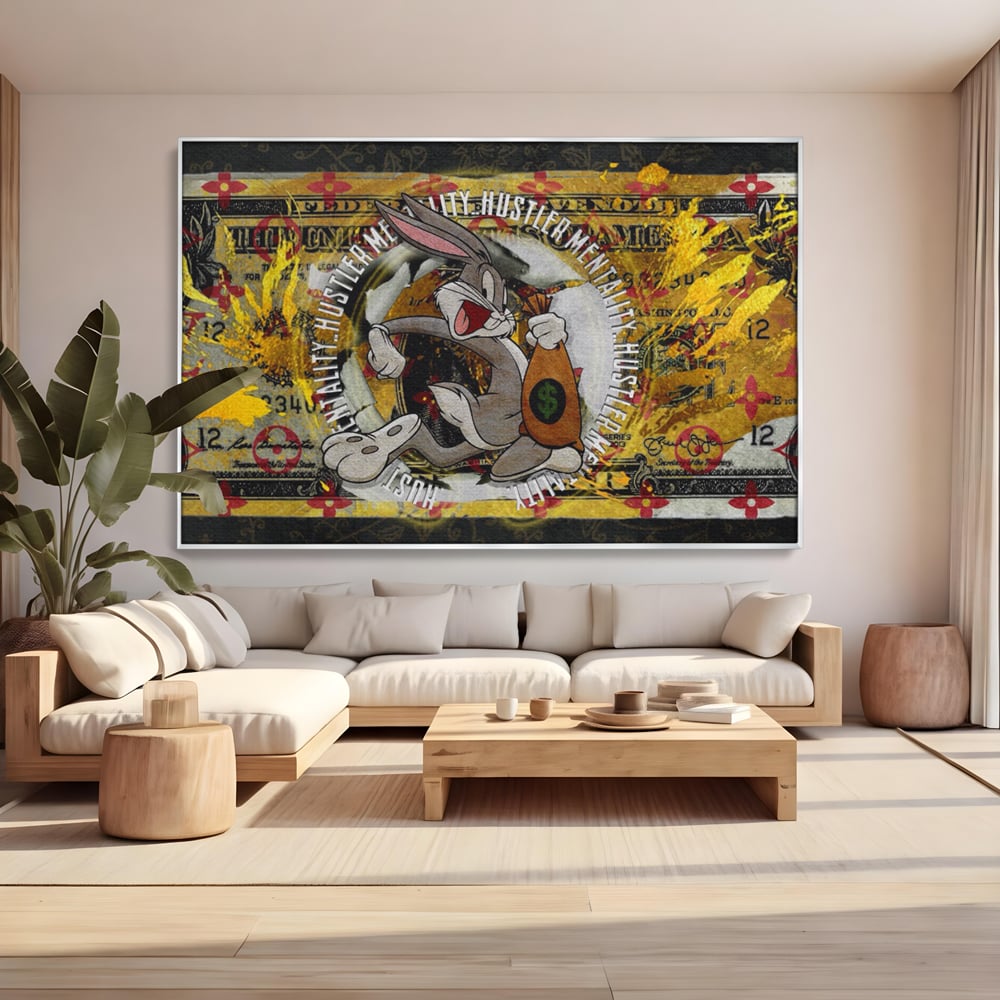 Tablou canvas cu tablou canvas cu dolar si bugs bunny, in rama de aluminiu argintiu, pe perete intr-un living