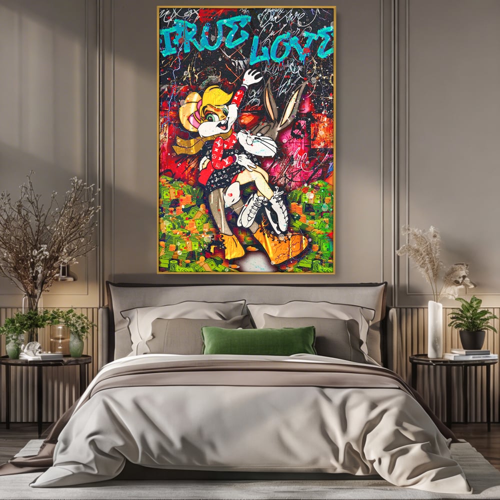 Tablou canvas cu tablou canvas cu lola bunny si bugs bunny, in rama de aluminiu auriu, pe perete intr-un dormitor