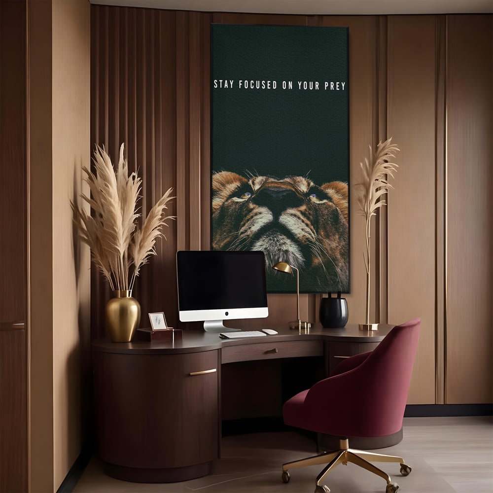 Tablou canvas cu tablou canvas cu leu si mesaj motivational, in rama de aluminiu negru, pe perete intr-un birou