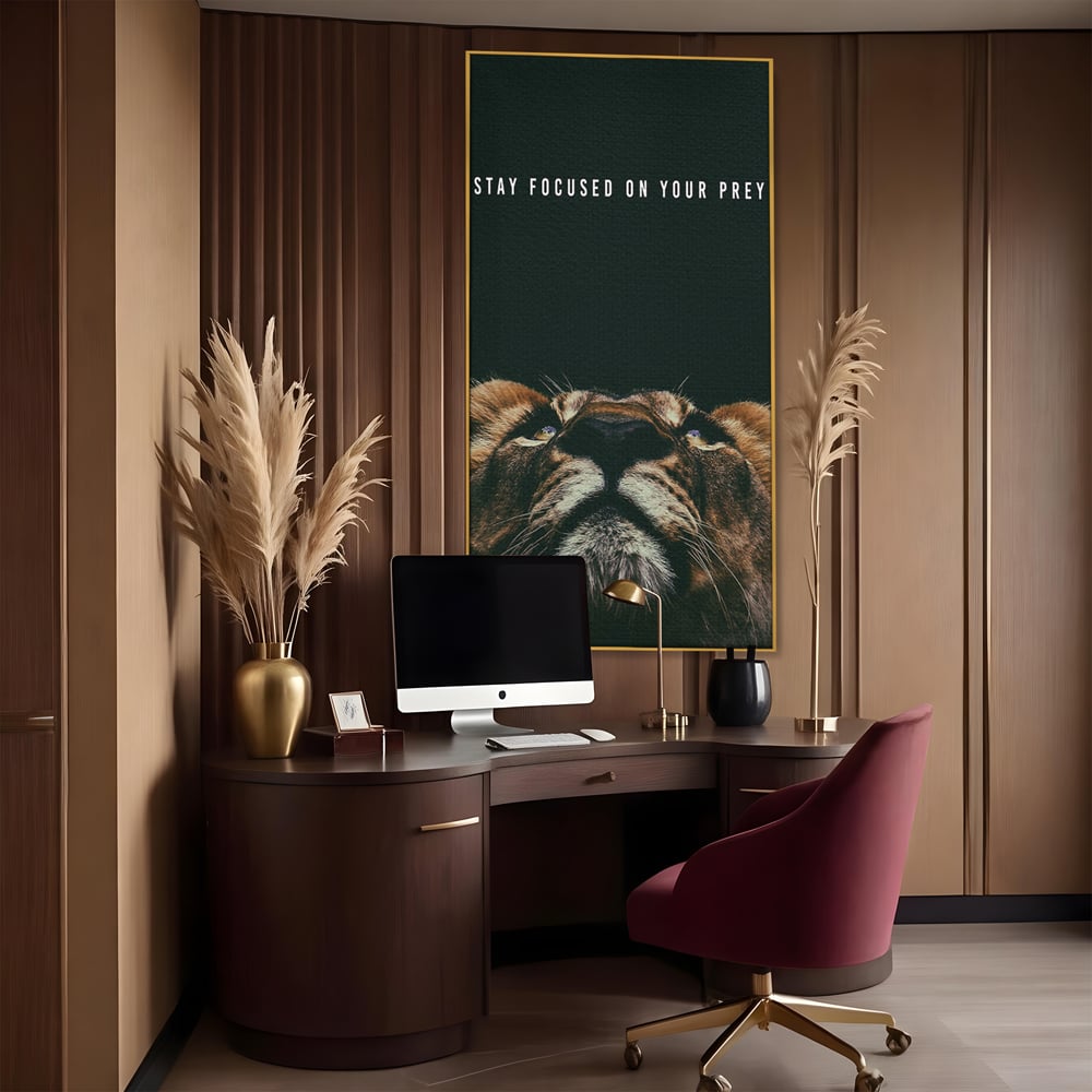 Tablou canvas cu tablou canvas cu leu si mesaj motivational, in rama de aluminiu auriu, pe perete intr-un birou