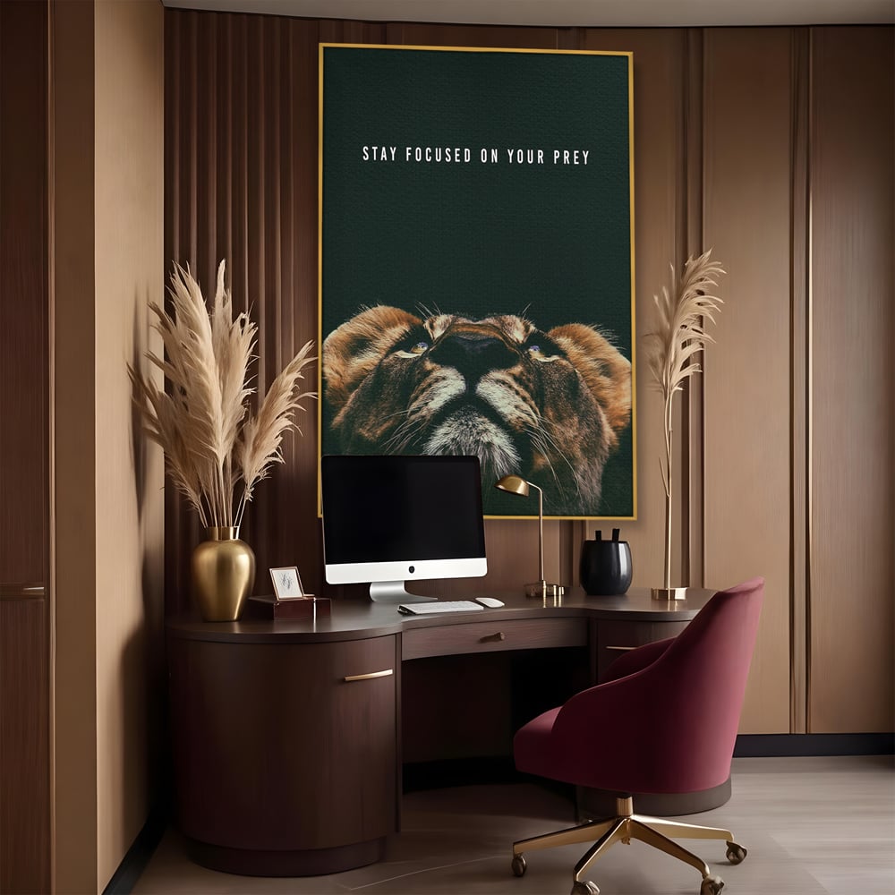 Tablou canvas cu tablou canvas cu leu si mesaj motivational, in rama de aluminiu auriu, pe perete intr-un birou