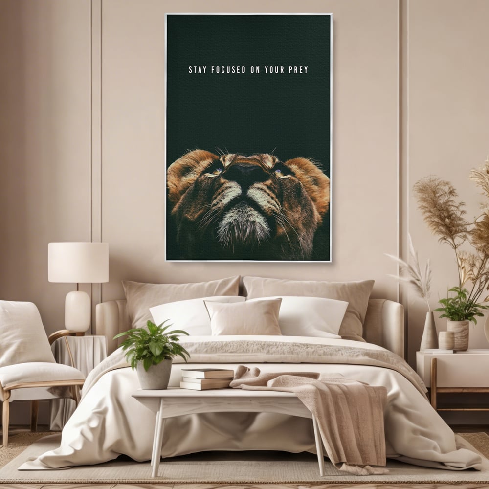 Tablou canvas cu tablou canvas cu leu si mesaj motivational, in rama de aluminiu argintiu, pe perete intr-un dormitor
