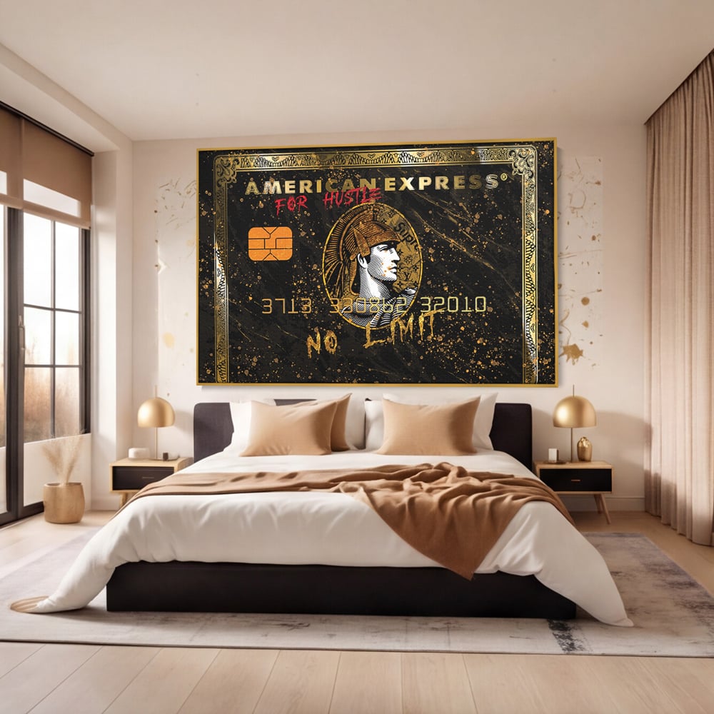 Tablou canvas cu tablou canvas cu card bancar, in rama de aluminiu auriu, pe perete intr-un dormitor