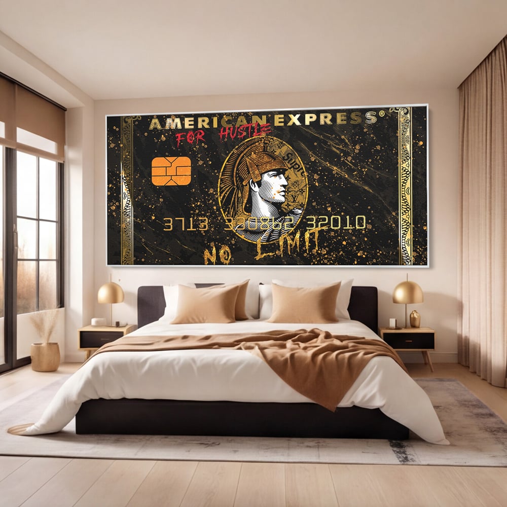 Tablou canvas cu tablou canvas cu card bancar, in rama de aluminiu argintiu, pe perete intr-un dormitor