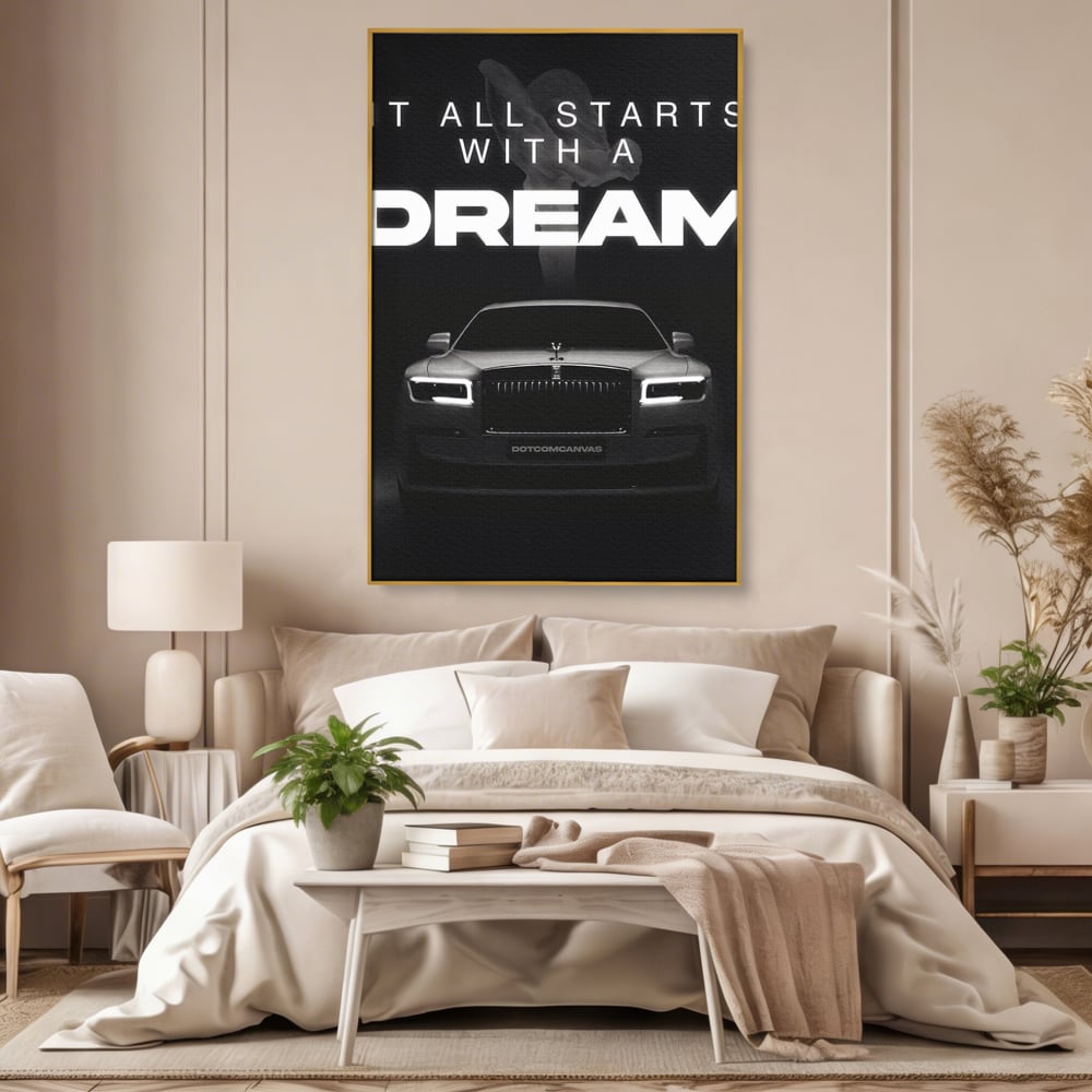 Tablou canvas cu tablou canvas cu masina rolls-royce, in rama de aluminiu auriu, pe perete intr-un dormitor