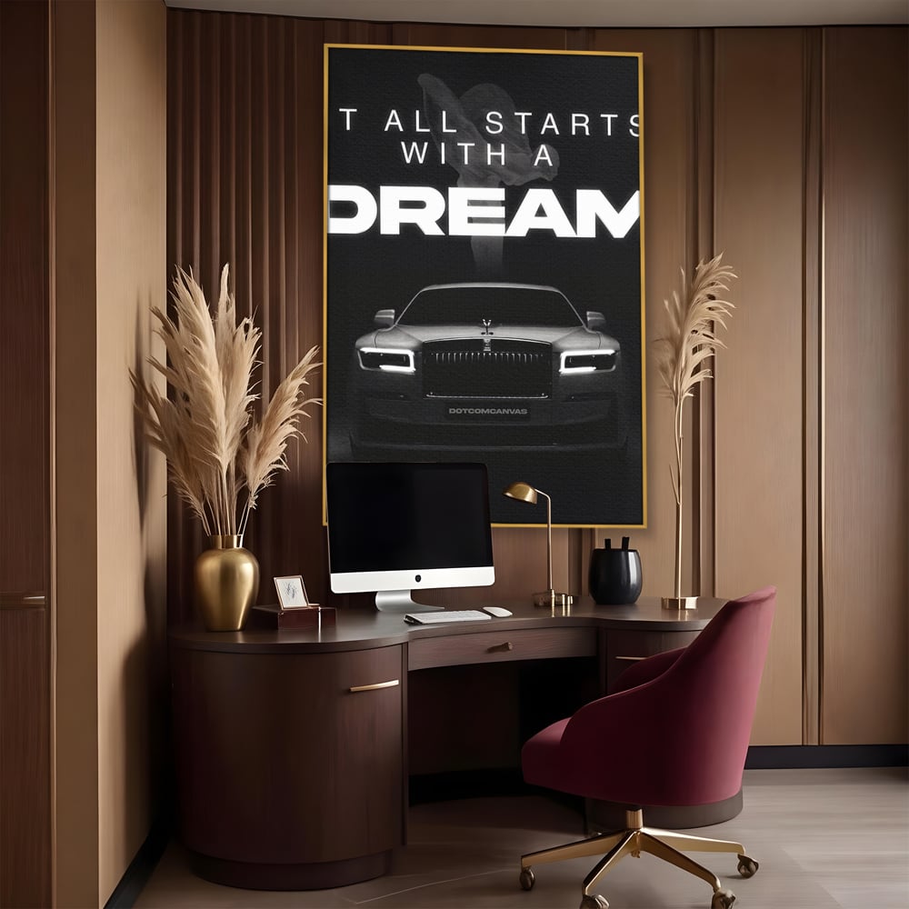 Tablou canvas cu tablou canvas cu masina rolls-royce, in rama de aluminiu auriu, pe perete intr-un birou