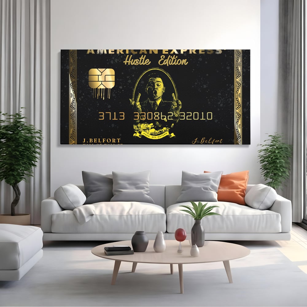 Tablou canvas cu tablou canvas cu card bancar auriu, fara rama, pe sasiu de lemn, pe perete intr-un living