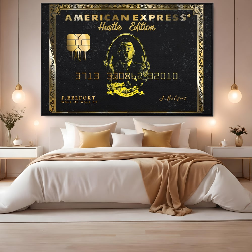 Tablou canvas cu tablou canvas cu card bancar auriu, in rama de aluminiu negru, pe perete intr-un dormitor