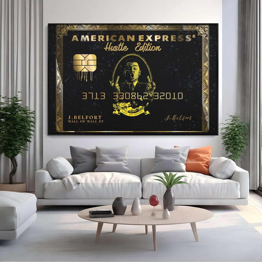 Tablou canvas cu tablou canvas cu card bancar auriu, in rama de aluminiu negru, pe perete intr-un living