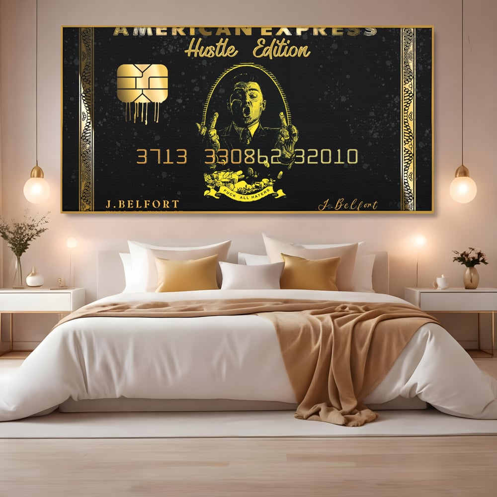 Tablou canvas cu tablou canvas cu card bancar auriu, in rama de aluminiu auriu, pe perete intr-un dormitor