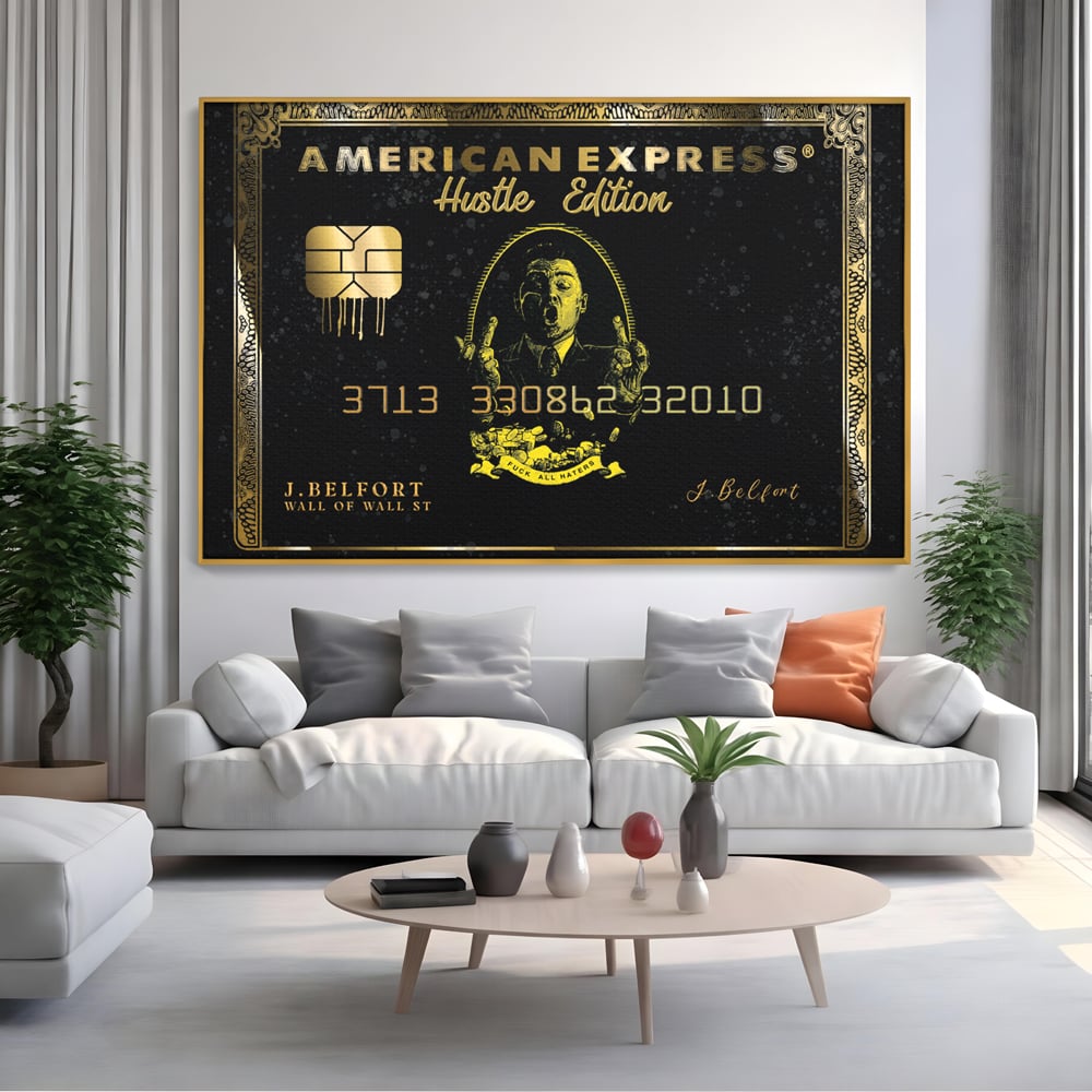 Tablou canvas cu tablou canvas cu card bancar auriu, in rama de aluminiu auriu, pe perete intr-un living