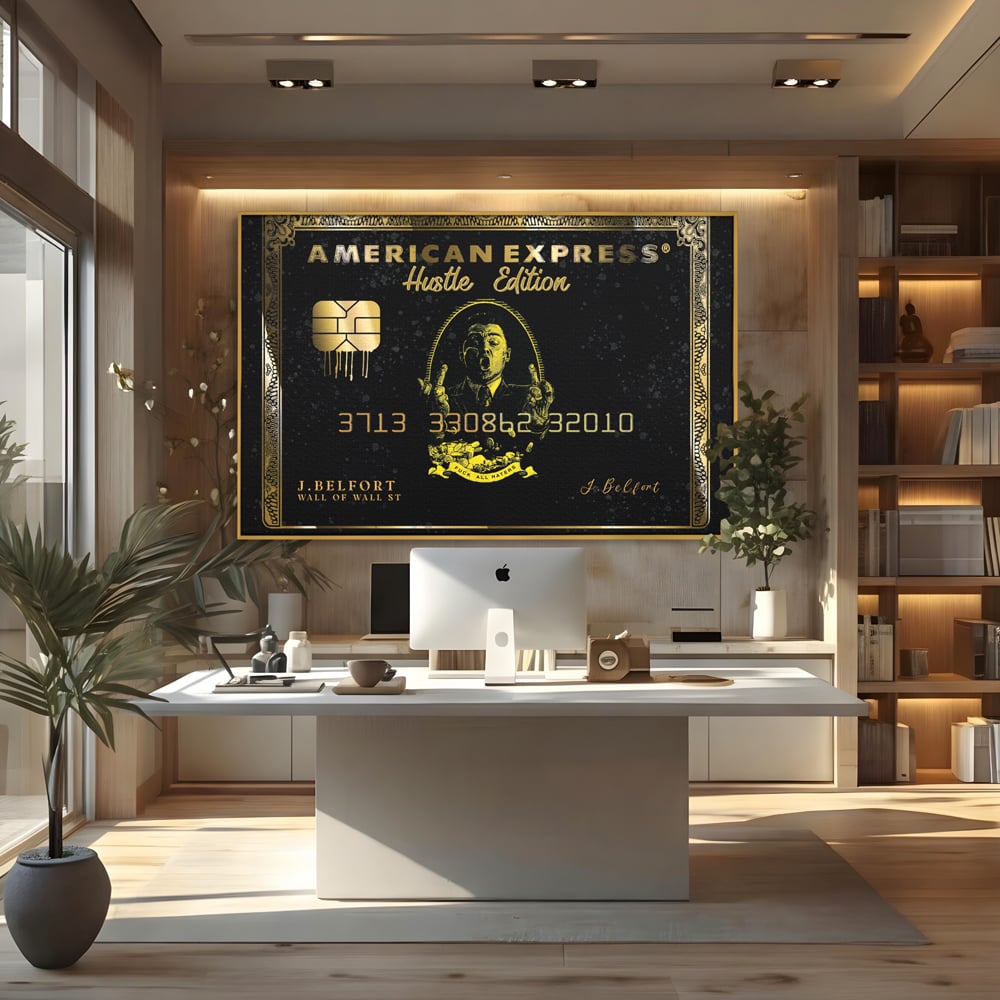 Tablou canvas cu tablou canvas cu card bancar auriu, in rama de aluminiu auriu, pe perete intr-un birou