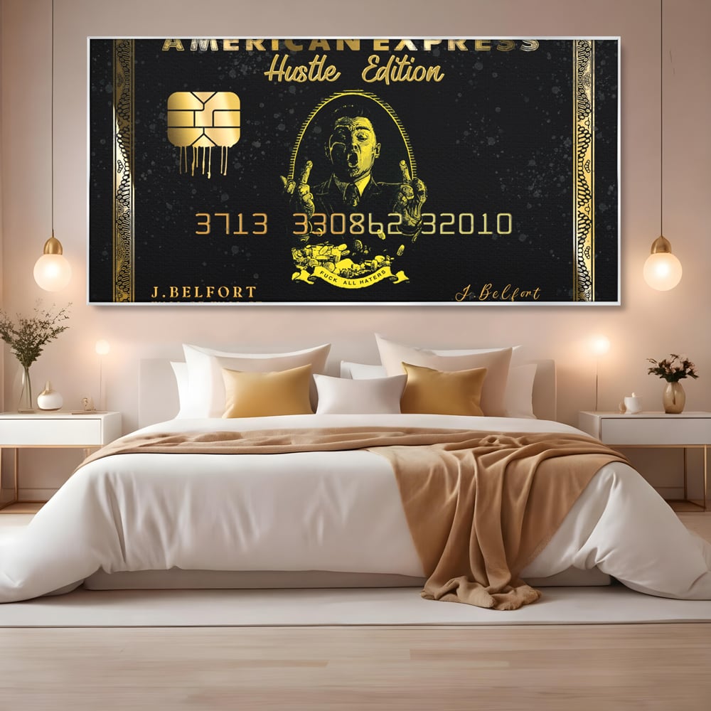 Tablou canvas cu tablou canvas cu card bancar auriu, in rama de aluminiu argintiu, pe perete intr-un dormitor