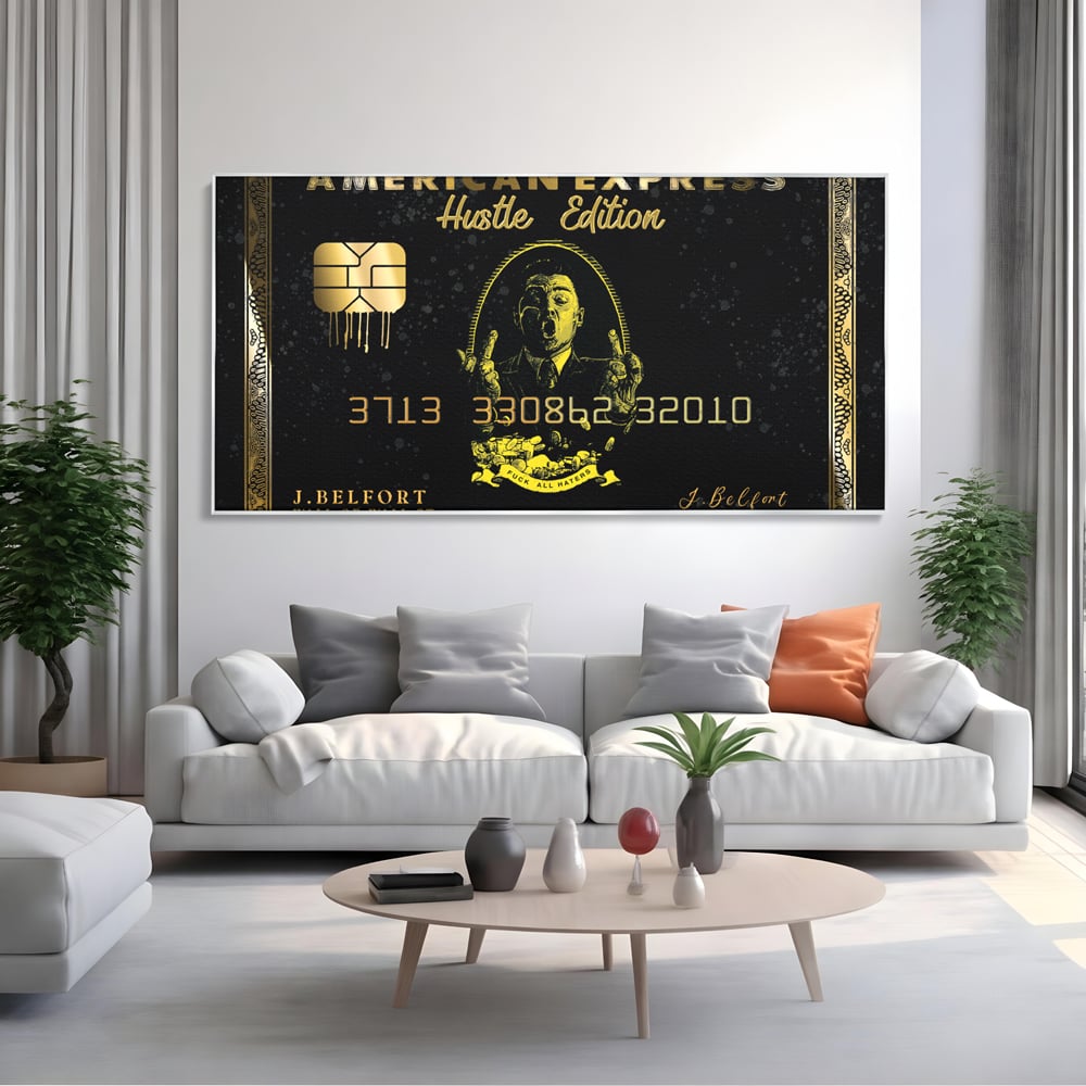 Tablou canvas cu tablou canvas cu card bancar auriu, in rama de aluminiu argintiu, pe perete intr-un living