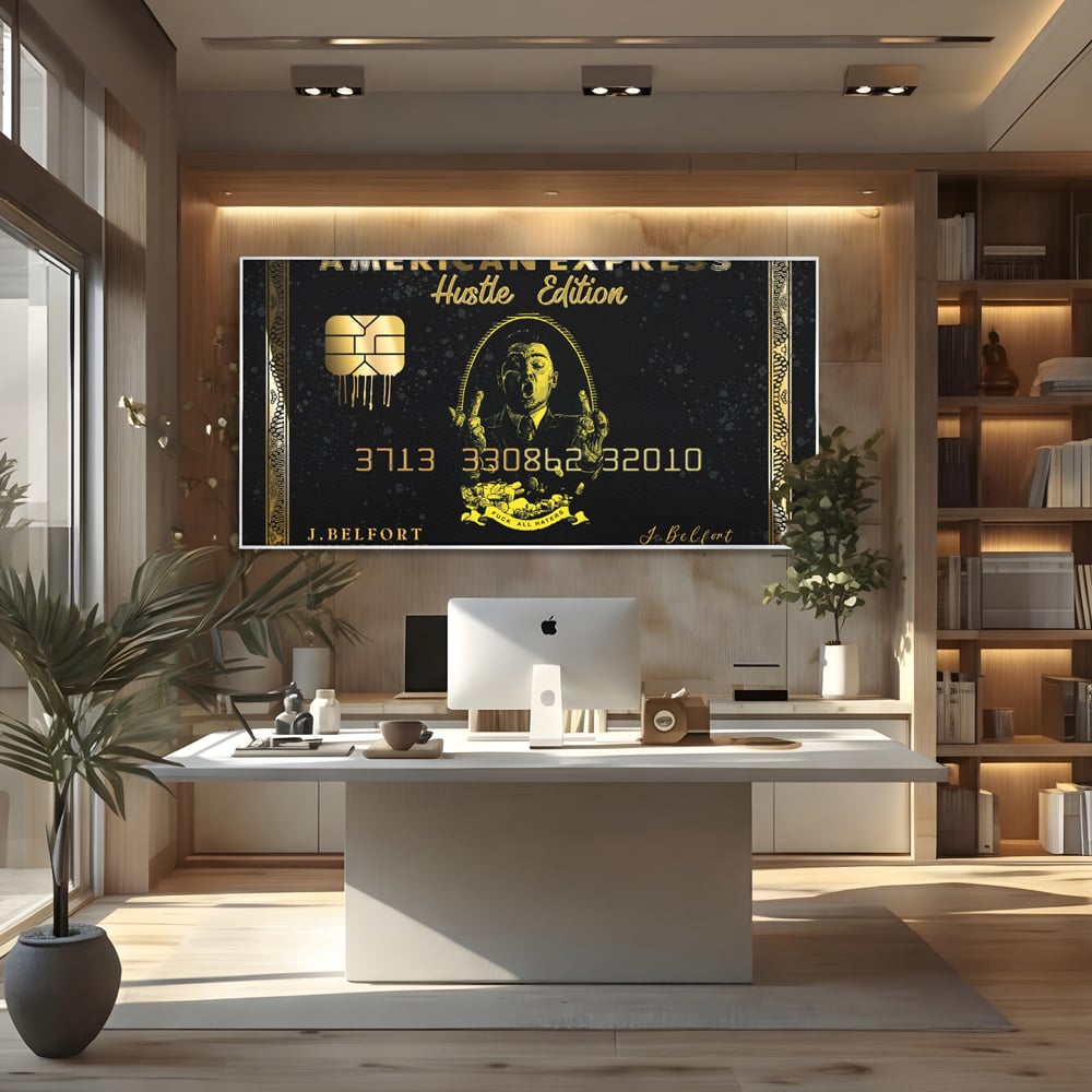 Tablou canvas cu tablou canvas cu card bancar auriu, in rama de aluminiu argintiu, pe perete intr-un birou