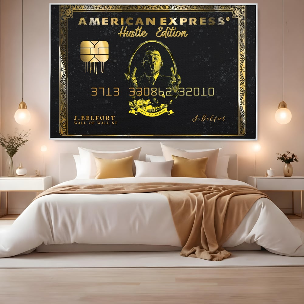 Tablou canvas cu tablou canvas cu card bancar auriu, in rama de aluminiu argintiu, pe perete intr-un dormitor